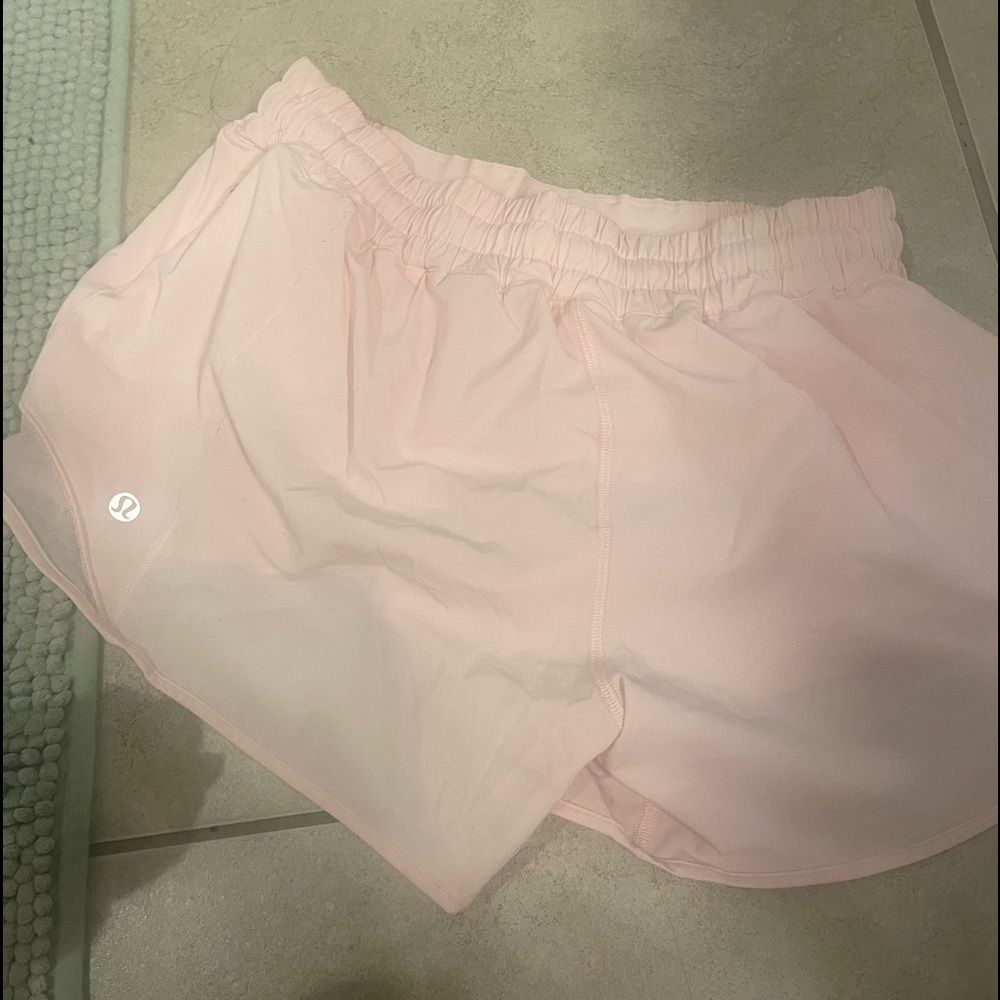 Lululemon strawberry milkshake hotty hot shorts size 8 4” Low rise shorts